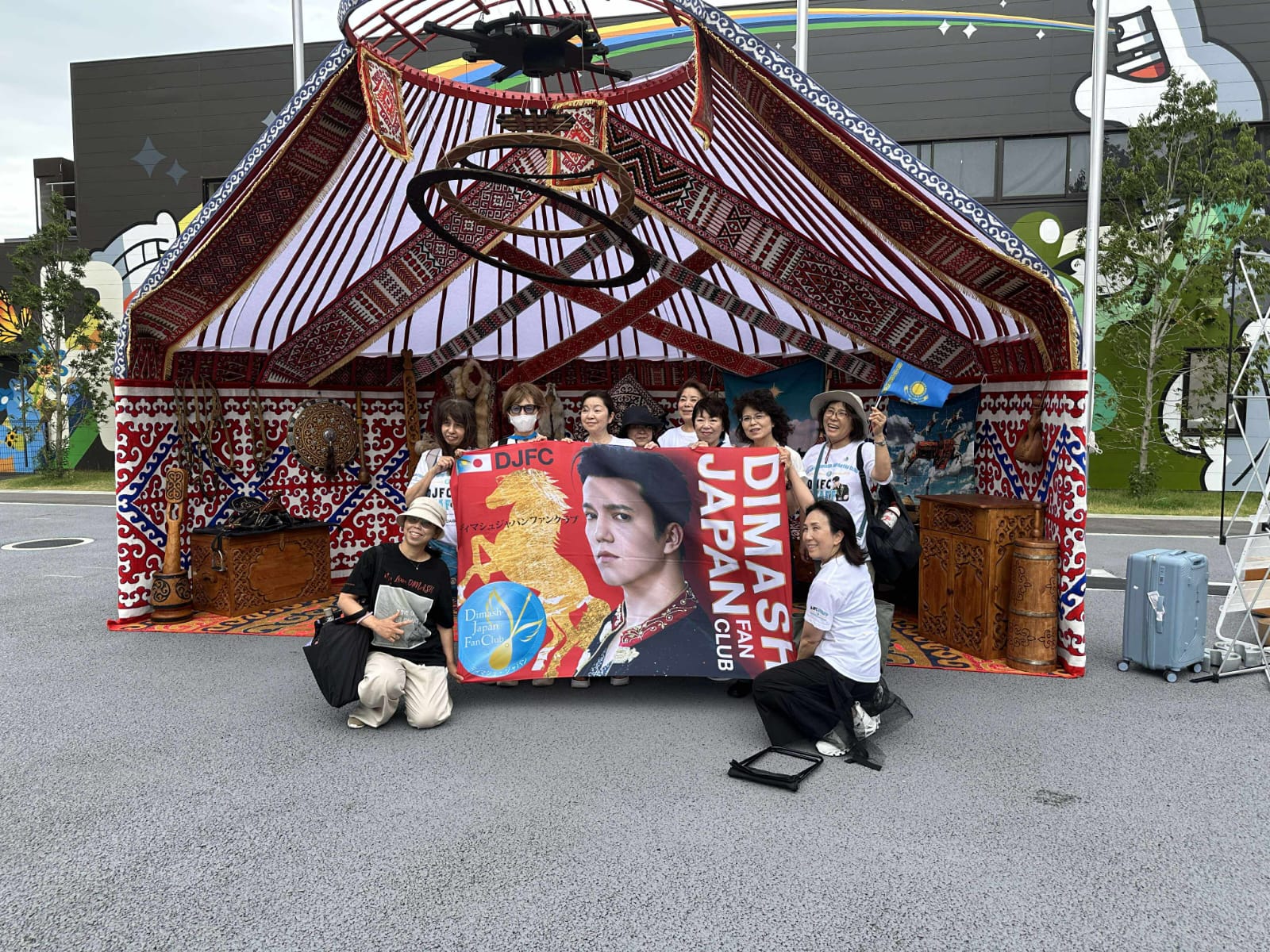 Метрода жалаңаш жапон әйелдері